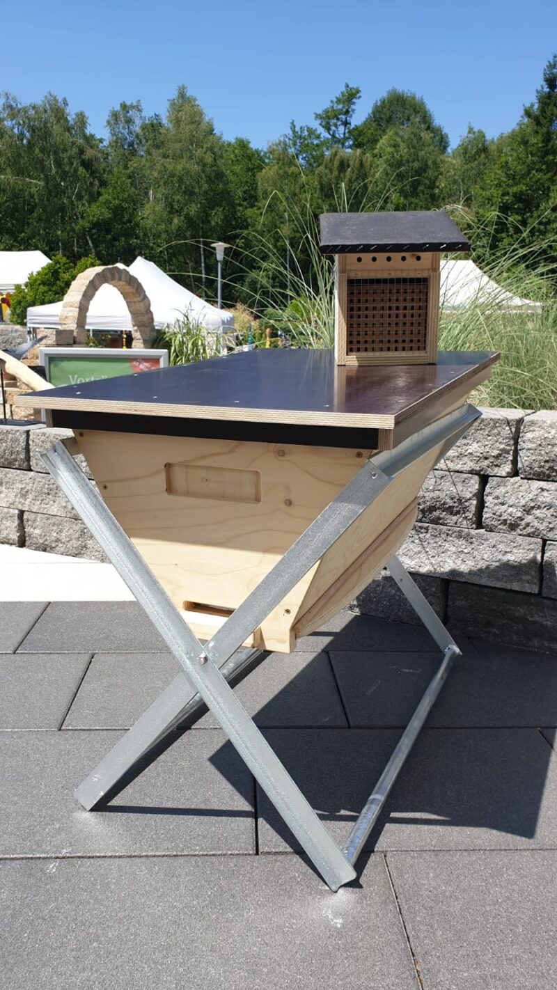 Bienenbarke im Aufsteller mit Bee Wild Hotel