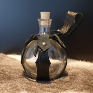 Glasflasche mit Lederhalter für Gürtel