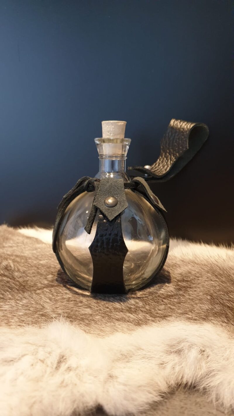 Glasflasche mit Lederhalter für Gürtel