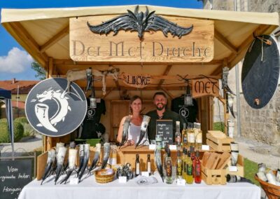 Met Drache am Mittelaltermarkt Honigwein und Honigprodukte